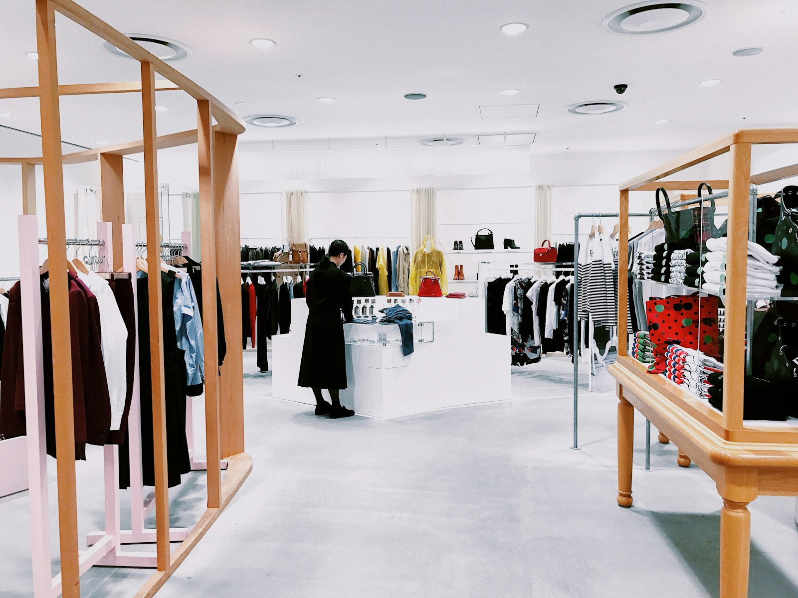 Store associate and ecommerce agent operating on a unified Context Repo, with shopper entity, state, decisions and outcomes drawn from the OMS, CDP and CRM.